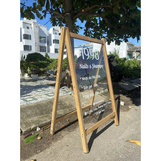 Kệ standee Mica viền gỗ ghi menu, bảng hiệu, khắc laser nội dung và lên màu viền theo yêu cầu - LUMY Wood Decor