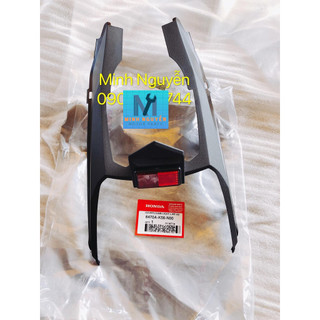 Bợ dưới đèn hậu xe sonic có miếng phản quang