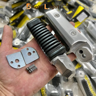 Gác chân sau xe máy làm bằng chất liệu hợp kim, kết hợp đệm cao su mềm