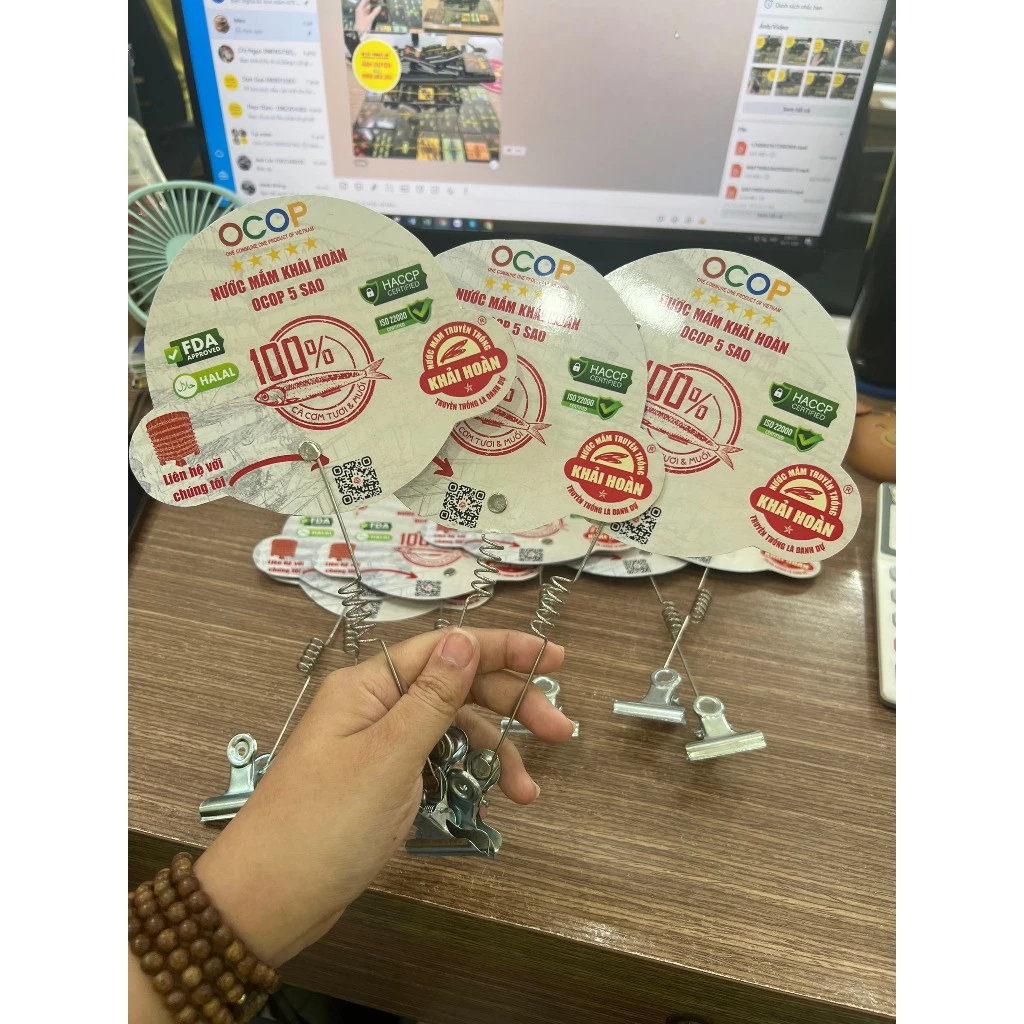 In wobbler, wobbler kẹp chân sắt - Ngân In Kỹ Thuật Số