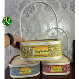 Giỏ quà tết, set yến, trái cây hình vuông có quai xách, gắn chữ Happy New Year màu vàng, xanh, đỏ.