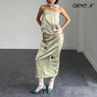 set áo dây cổ sâu và váy midi lụa bóng FLORIE SET — điểm cánh hoa phồng có dây rút điều chỉnh và zip mặt sau