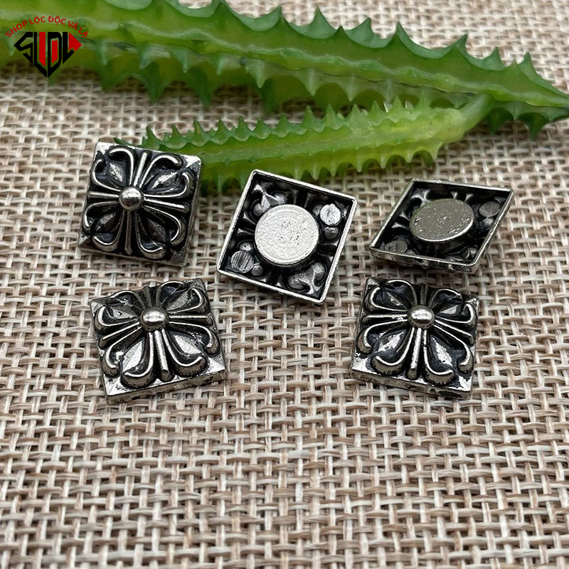 Nút chrome heart vuông dùng để custom áo quần balo túi xách.