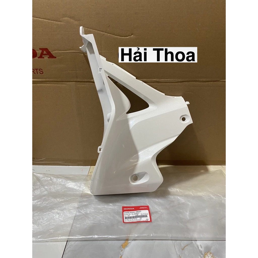 ốp ống yếm bên trái (gót yếm) Wave S110 (2011) Màu Trắng Honda (64450KWWA80ZG)