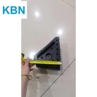 chặn bánh xe cao su (dài 20cm x rộng 10cm x cao 15cm)