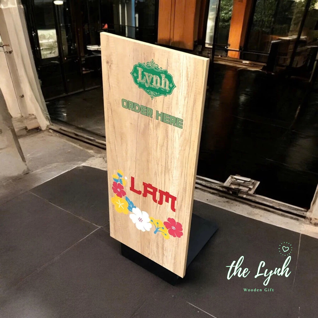 STANDEE CHÂN SẮT GỖ PLYWOOD MELAMINE OAK DÁN CẠNH 18mm NGOÀI TRỜI IN UV, CHỐNG NƯỚC | LYNHDECOR