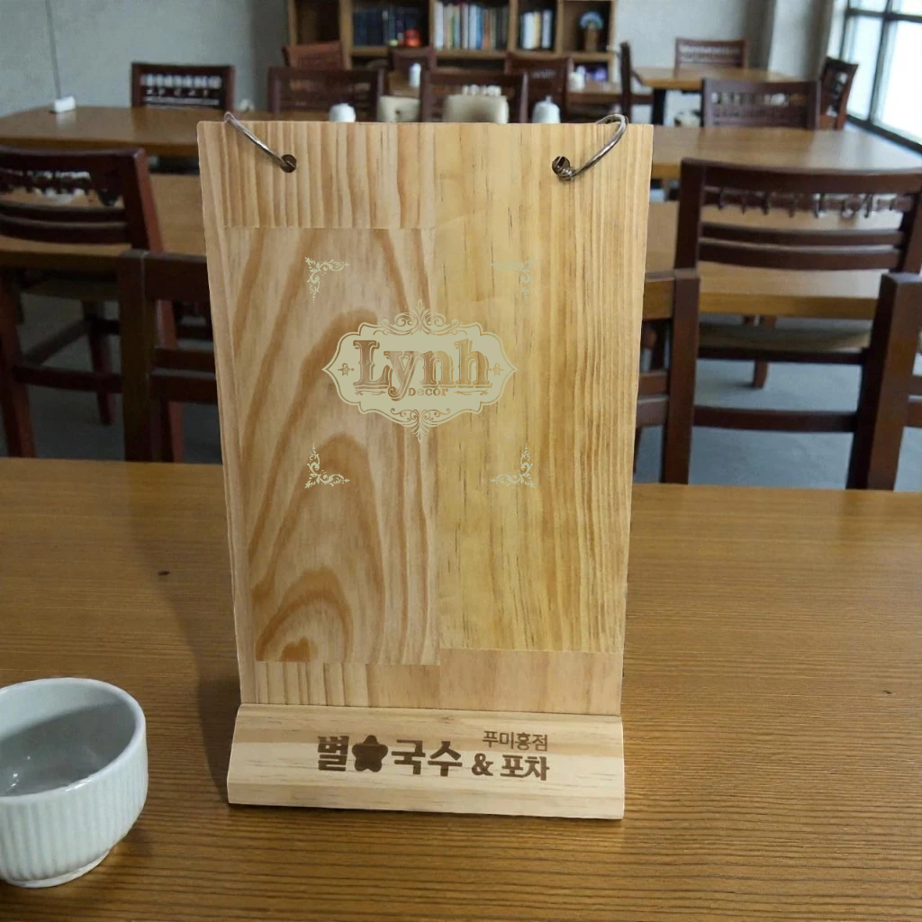 Standee Menu Tentcard A5 Gỗ Thông Dày 10mm – Đế Gỗ Trưng Bày Menu, Bảng Giá|LynhDecor free khắc logo