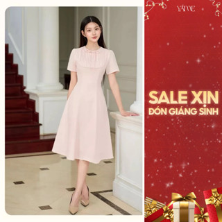  Váy Đầm Thiết Kế Nữ YAME Cổ Tròn Yếm Xếp Ly Viền Ren Phối Nơ Chiết Eo Dáng Dài Vân Hoa Thanh Lịch Công Sở - Noure YV649 