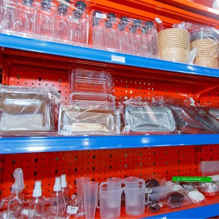 ÔNG GIÀ BÁN NGUYÊN LIỆU